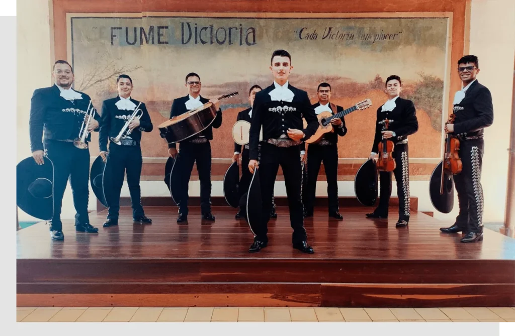 Mariachi Sol de Colombia músicos jóvenes